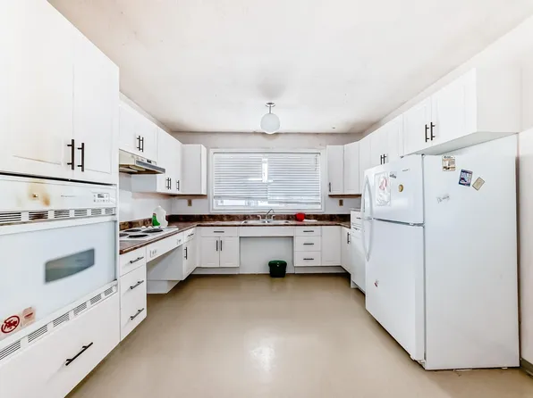 1591 Knottwood Rd N, Edmonton, AB T6K 2N3