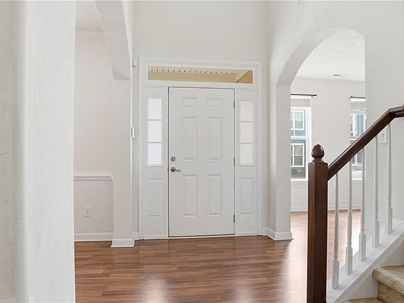 3rd image of 52 Rockingham Dr