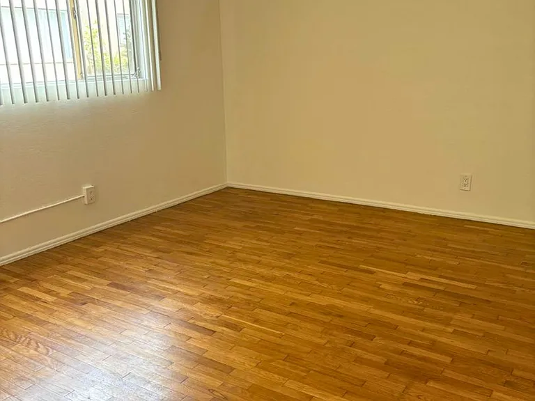 10942-10948 Crenshaw Blvd (Hexagon Eagles LLC) — Photo 4