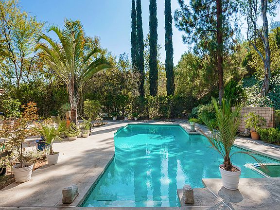 2nd image of 1090 Linda Glen Dr