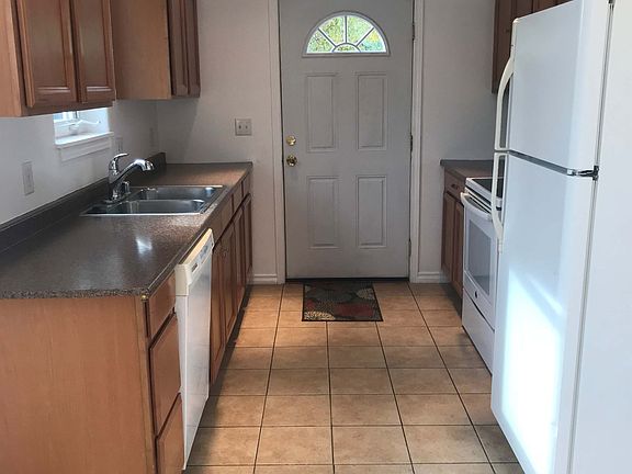 4th image of 15 Eleanor Ave #11