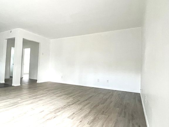 5th image of 306 Hillside Ct