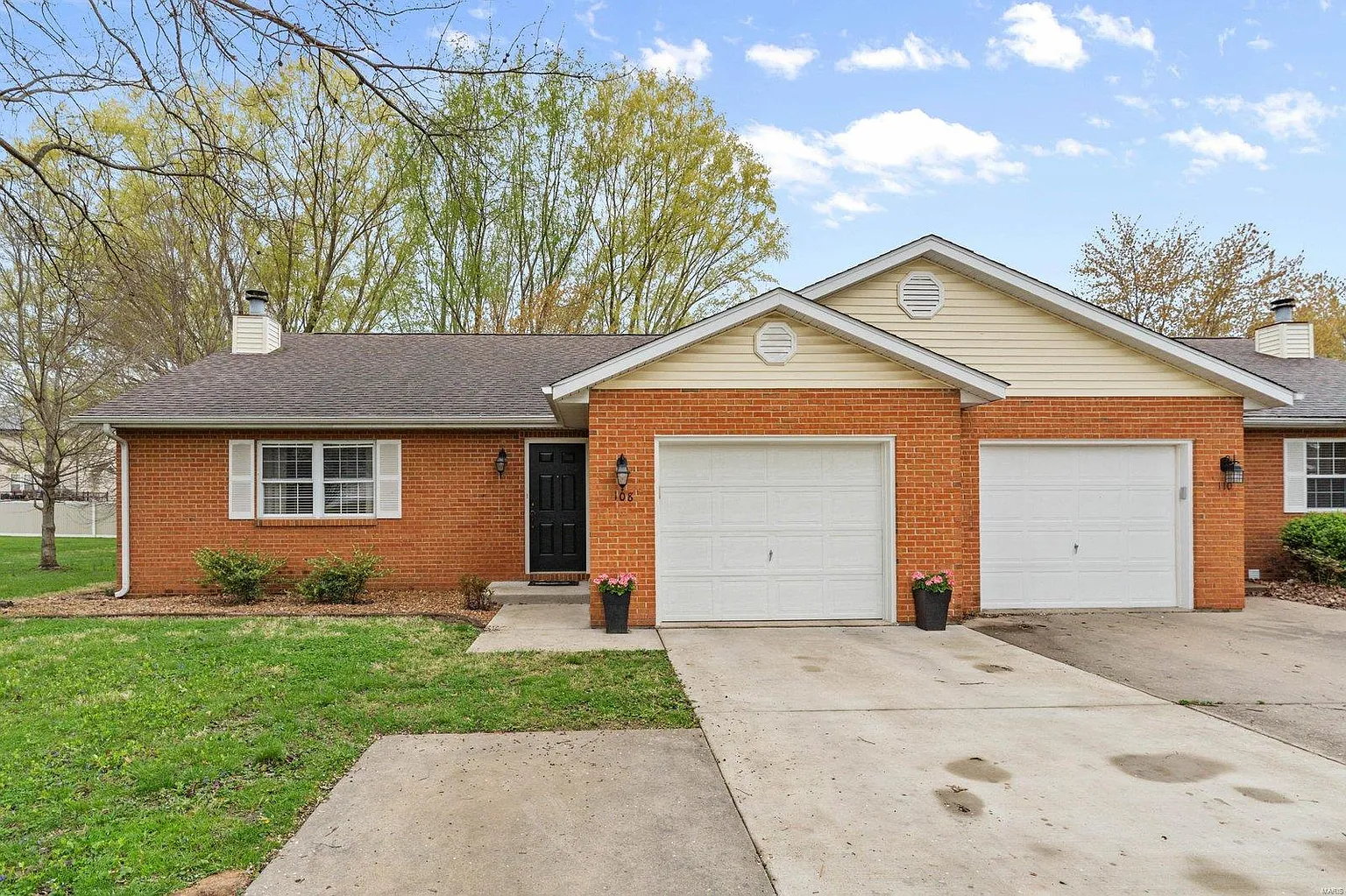 108 Twin Oaks Dr photo 1