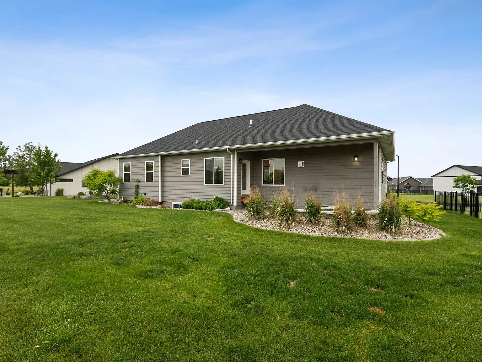 5 bed, 2750 sqft, $2,950 — Photo 3