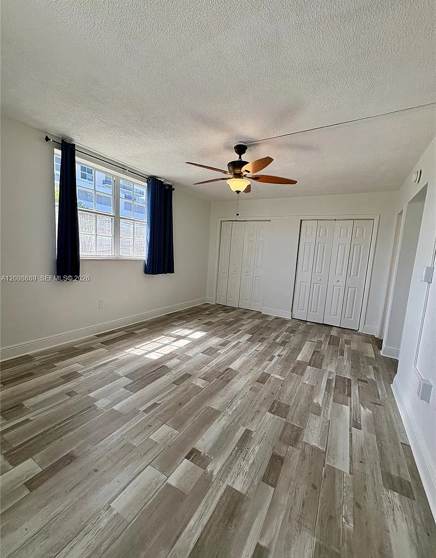 No Bay White House No 4 C — Photo 2
