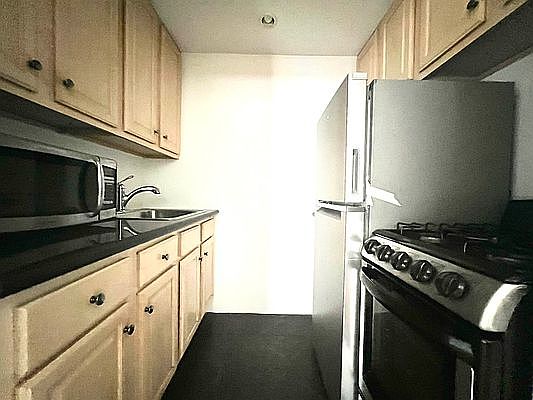3rd image of 25 Avenue C APT 3A