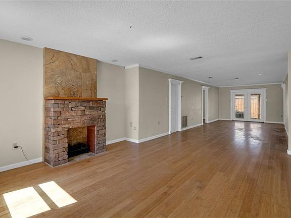 2nd image of 2524 Mesa Dr