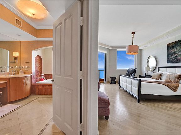 4th image of 17875 Collins Ave #1601