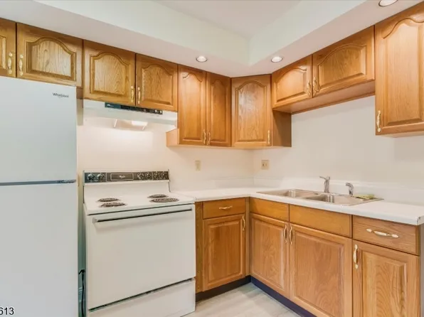 52 Hampton Hse Rd #206, Newton, NJ 07860