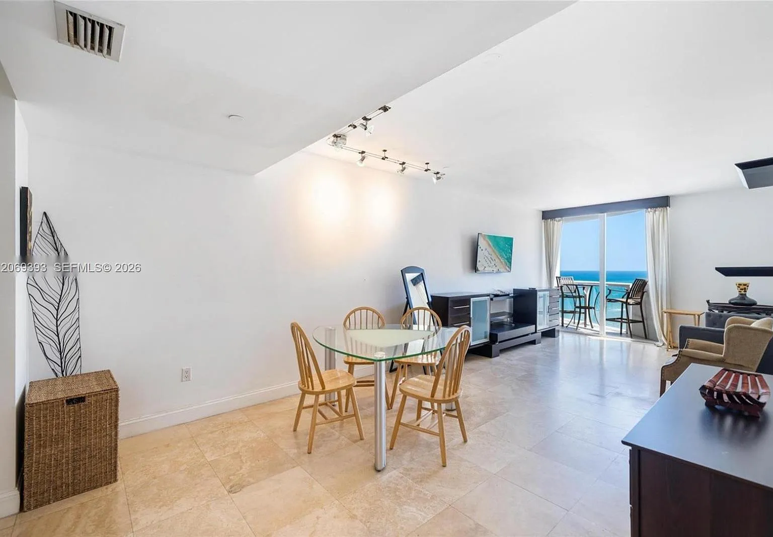 Akoya Condo — Photo 4