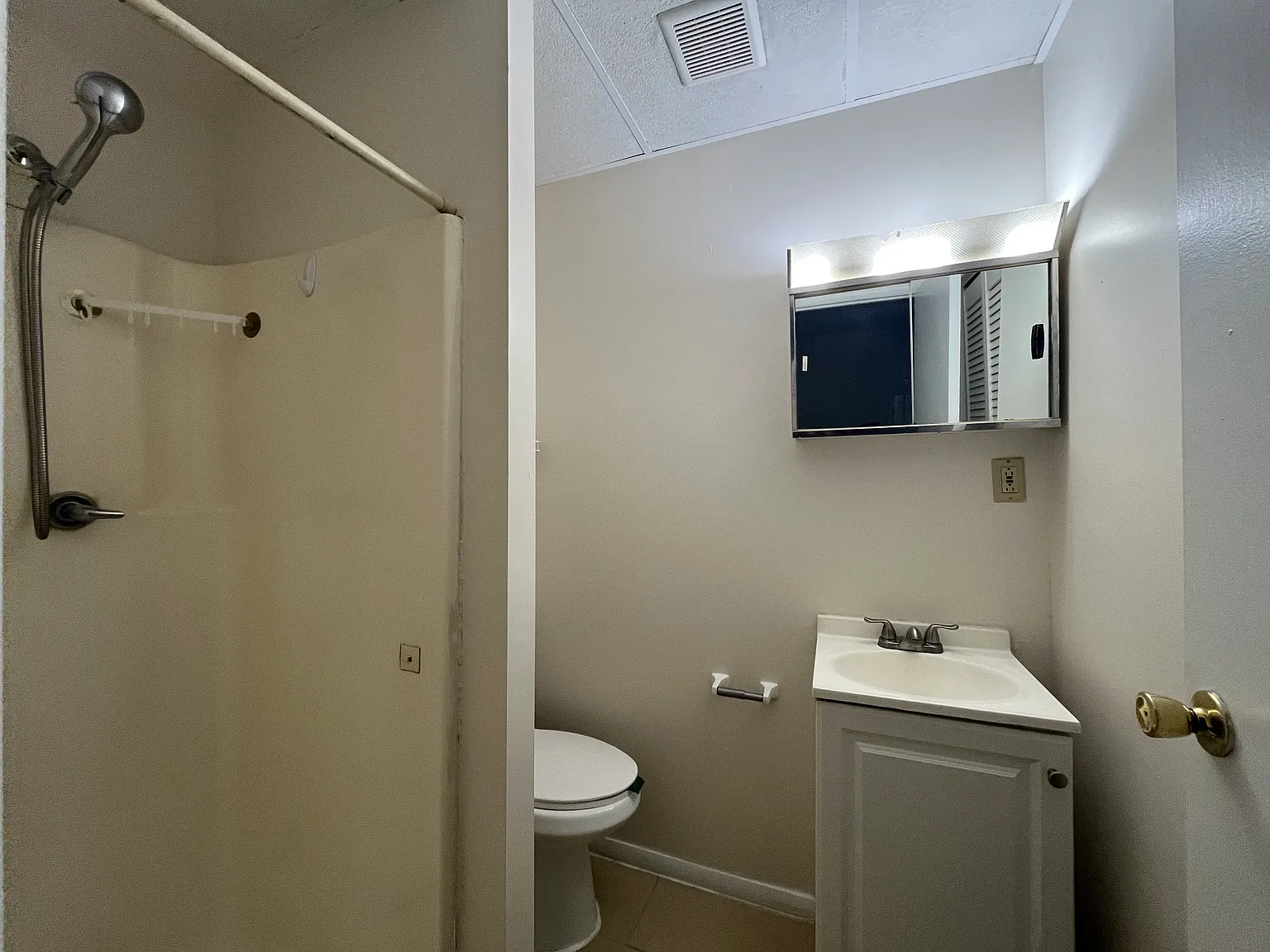 Studio, $975 — Photo 4