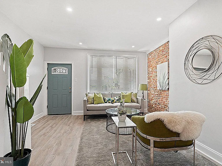 219 E Phil Ellena St — Photo 3
