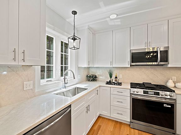 5th image of 4 Clarendon Cir