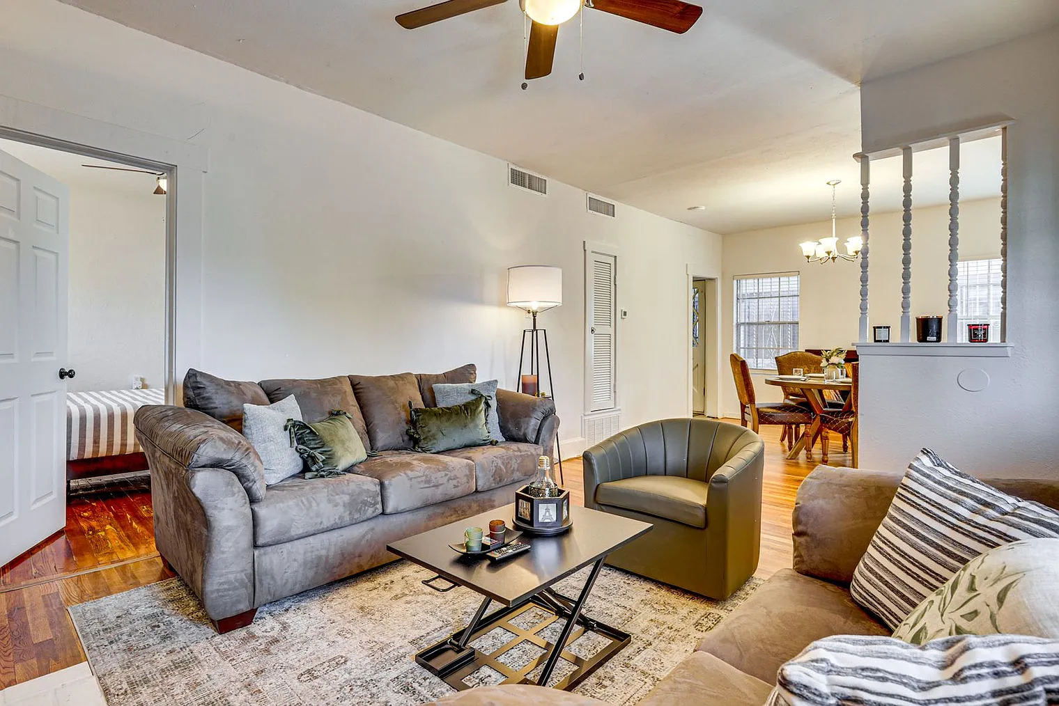 2 bed, 1.0 bath, 979 sqft, $2,257 — Photo 4