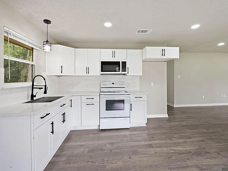 8724 Metairie Dr — Photo 3