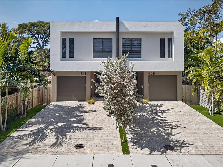 811 SW 10th Ter — Photo 2