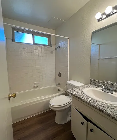 1041 W 9th St #C — Photo 11