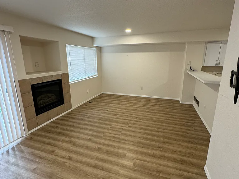 2262 Golden Gate Grv — Photo 3