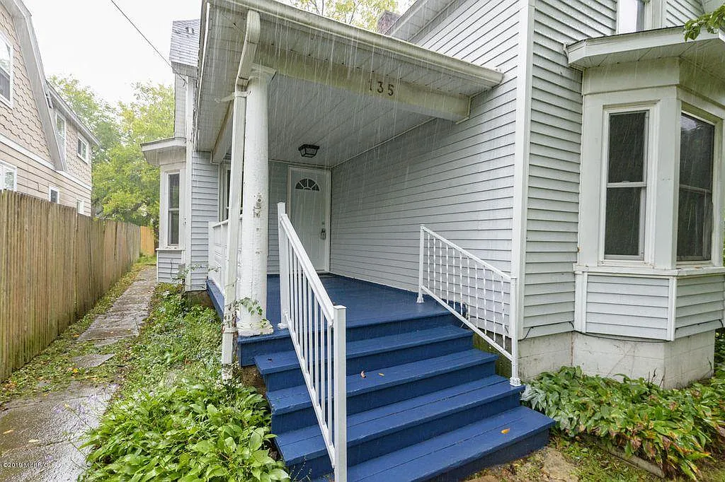 Building Photo - 135 Burr Oak St