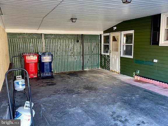4th image of 58 Dubois Ave