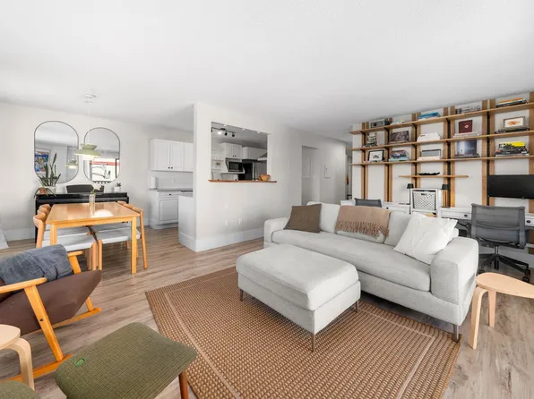 1610 Chesterfield Ave #202, North Vancouver, BC V7M 2N7