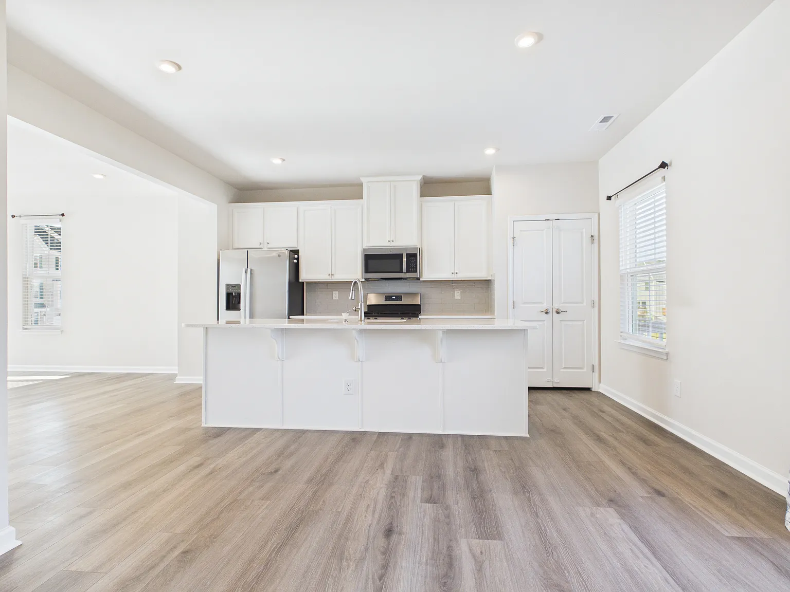3 bed, 2.5 bath, 2057 sqft, $2,625 — Photo 2