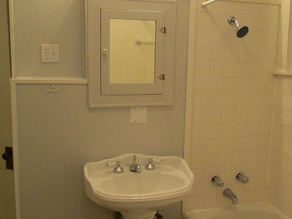 4th image of 557 Boulevard St #D