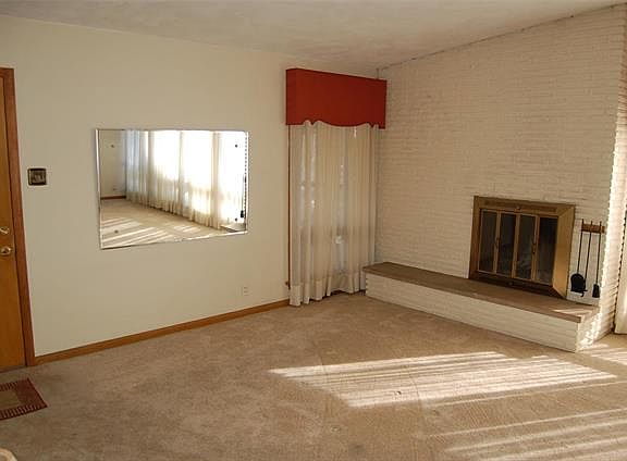 5th image of 10037 Crestwood Dr