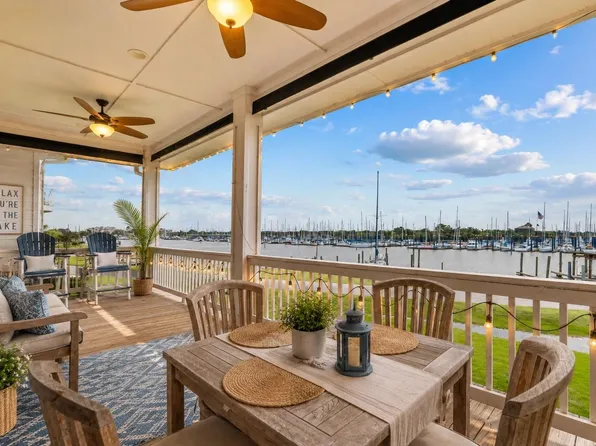 403 W Shore Dr, Clear Lake Shores, TX 77565