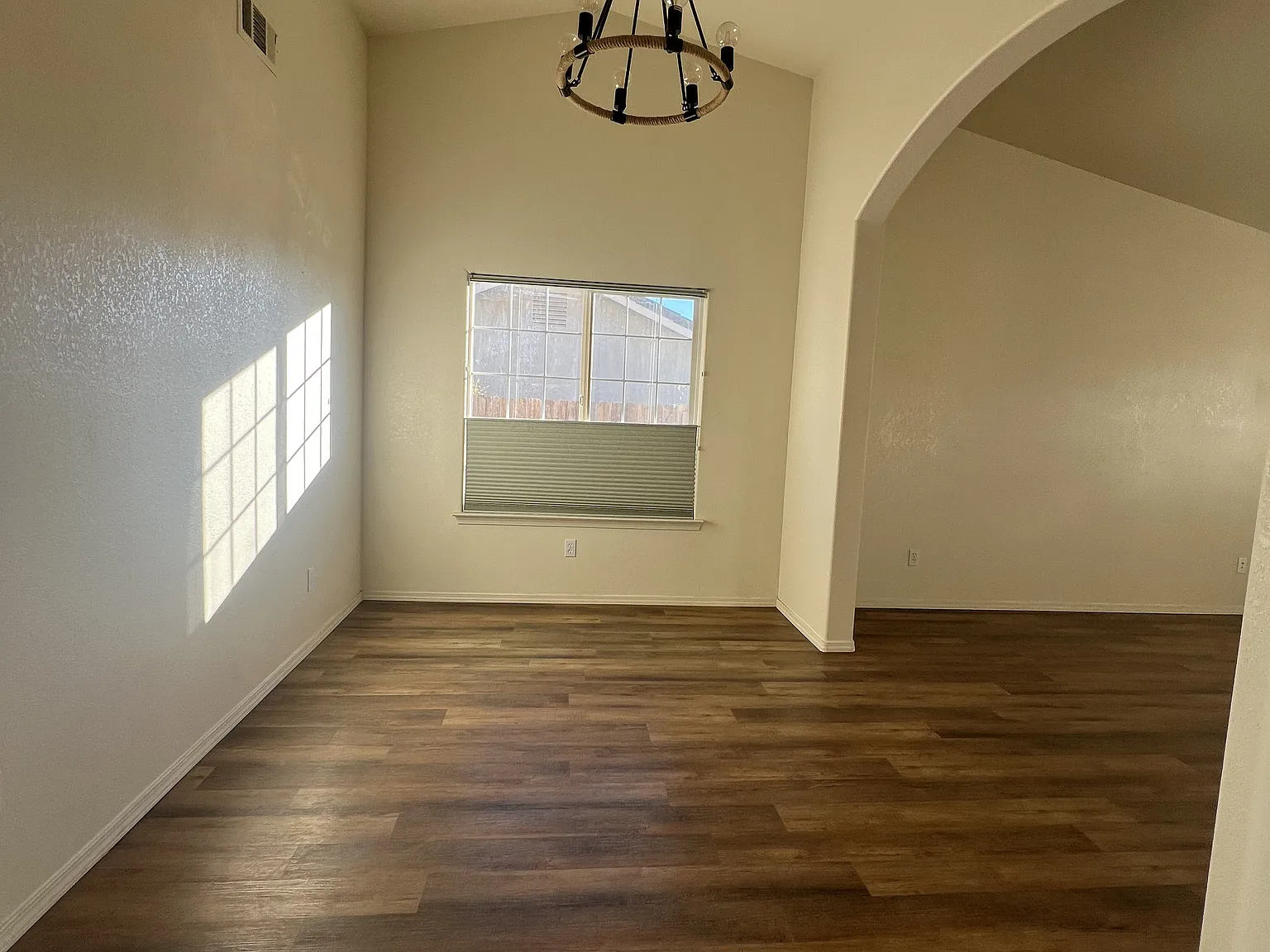 4 bed, 1979 sqft, $3,700 — Photo 3