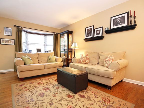 L/R - Beautiful Bay Window