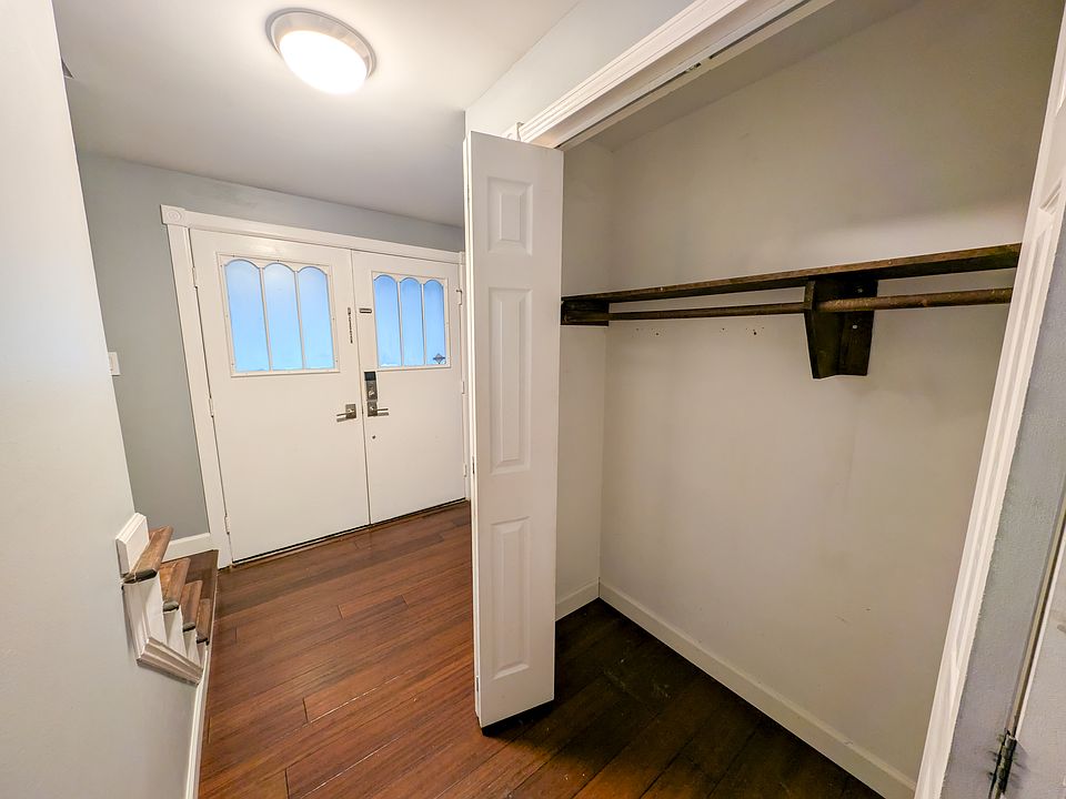 Front doors/ hallway/ coat closet