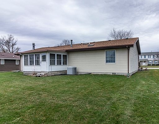 4th image of 525 Hawthorne Ln