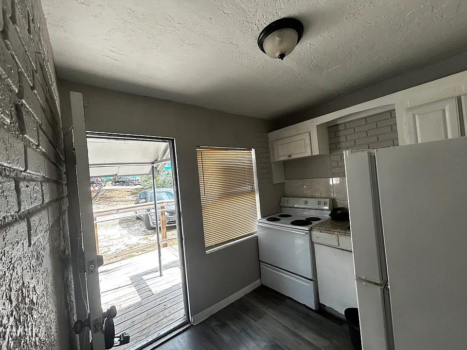 711 Avenue E #3