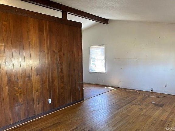2nd image of 1715 Coral Ln