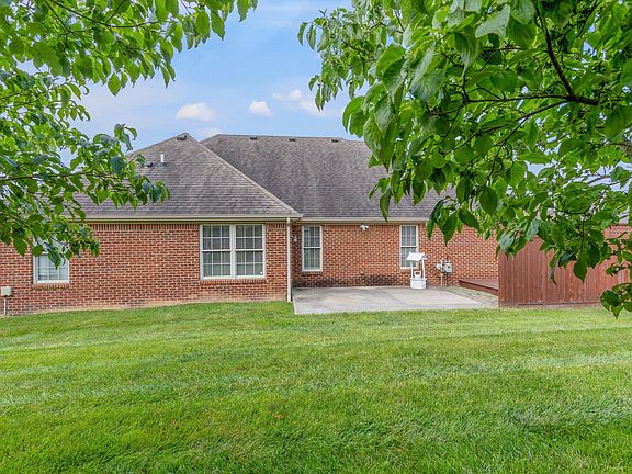 5th image of 128 Castlewood Dr