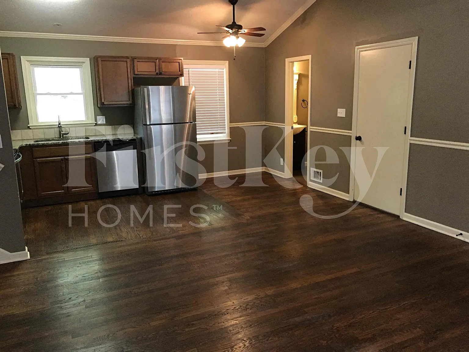 3 bed, 2.0 bath, 1372 sqft, $2,070 — Photo 2