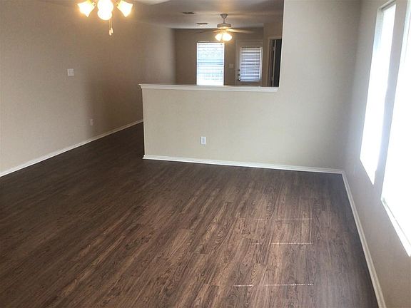 4th image of 929 Honey Locust Ln #929