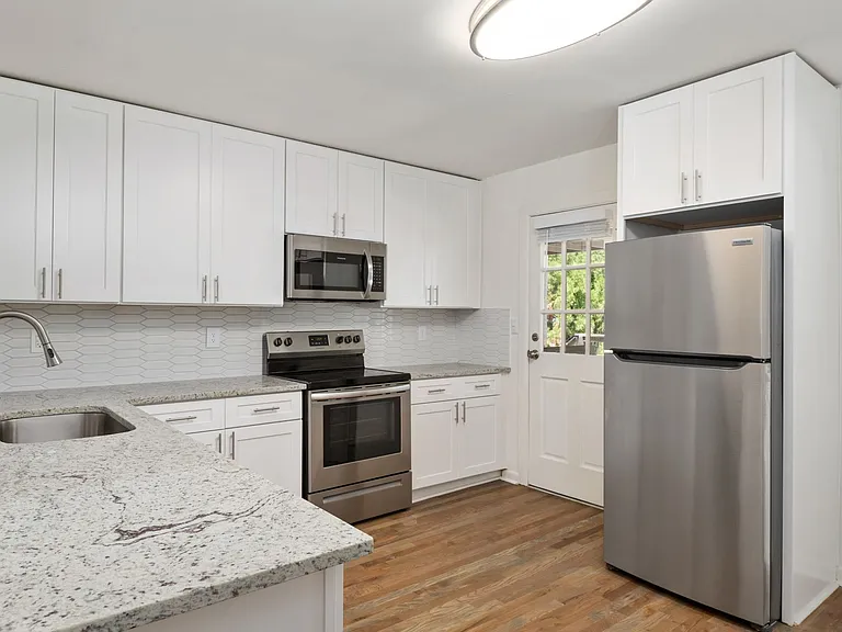 711 Oakview Rd — Photo 8