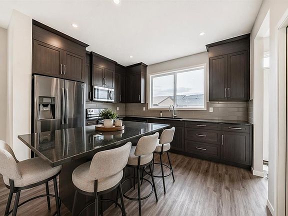 2nd image of 18 S Willow Cres