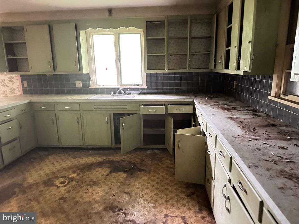 2nd image of 740 S Custer Ave