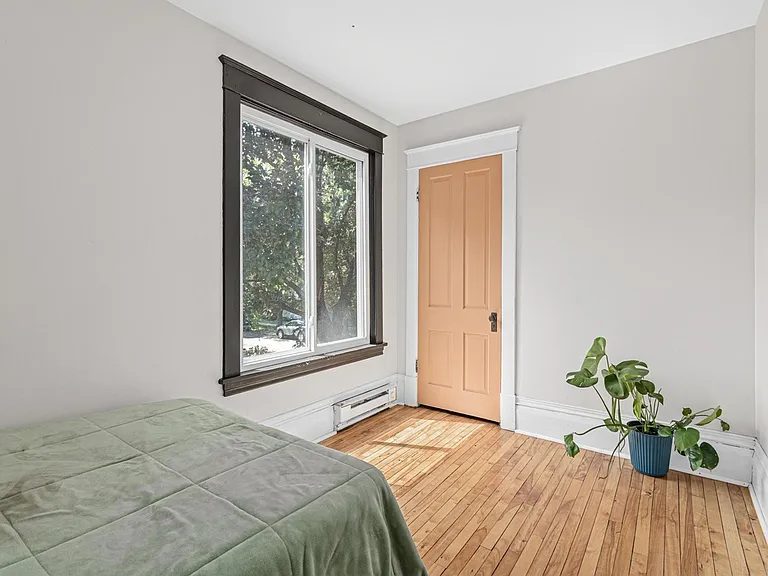 1002 Oxford St N — Photo 24
