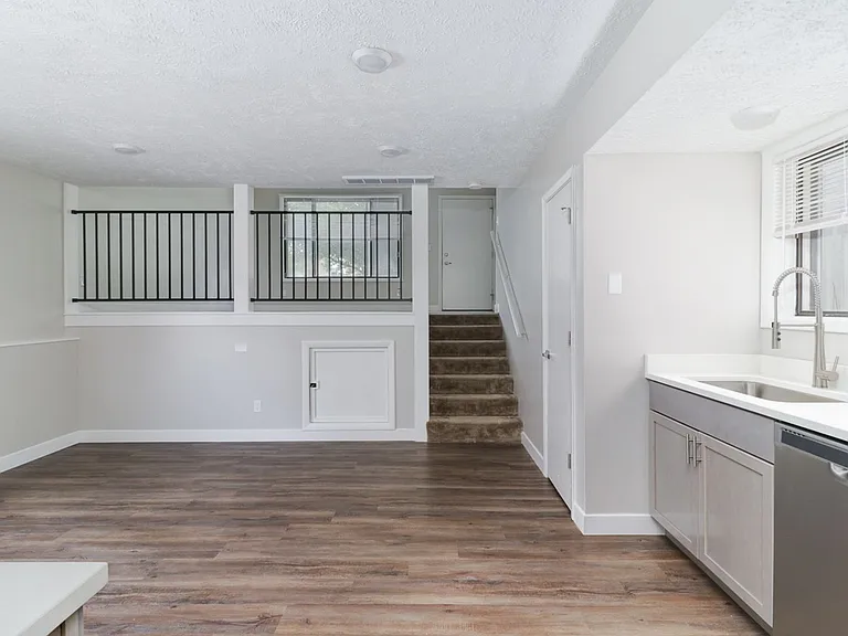 111 N Orr Dr — Photo 8