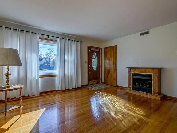 3rd image of 103 Heatherwood Ln