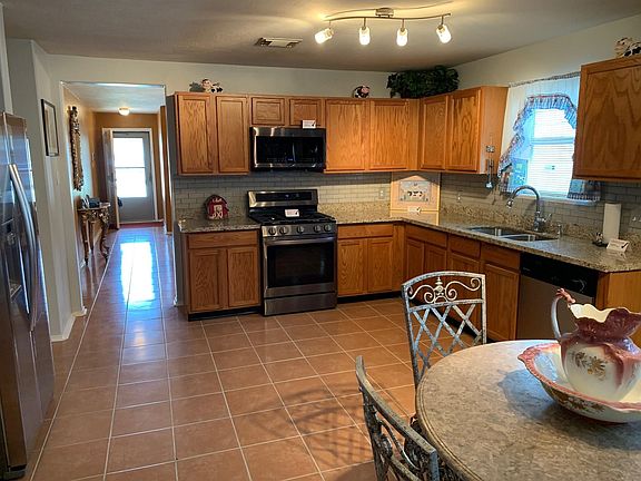 4th image of 718 Danbury Park Ln