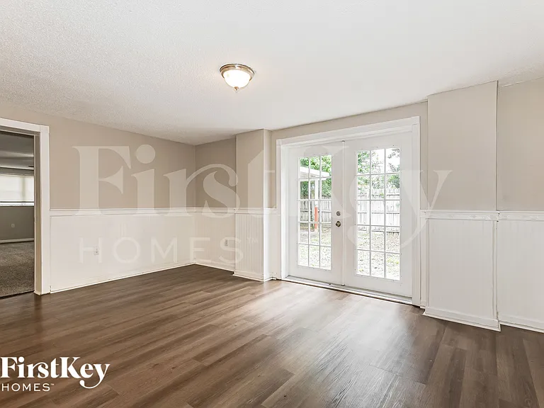 10805 Piccadilly Rd — Photo 10