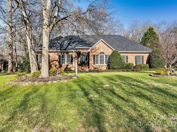 8808 Fallsdale Dr, Charlotte, NC 28214