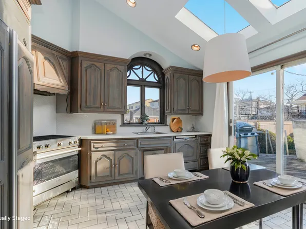 333 Mayfair Drive North image 19 of 34