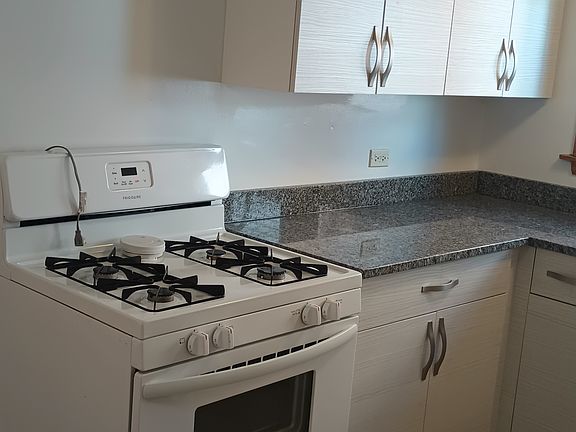 4th image of 4936 Greenwood Ave #1