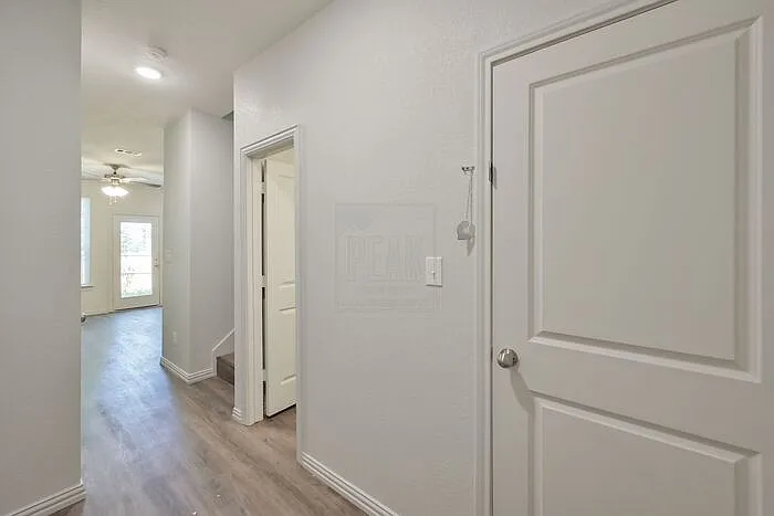 1616 Ash Crescent St — Photo 5
